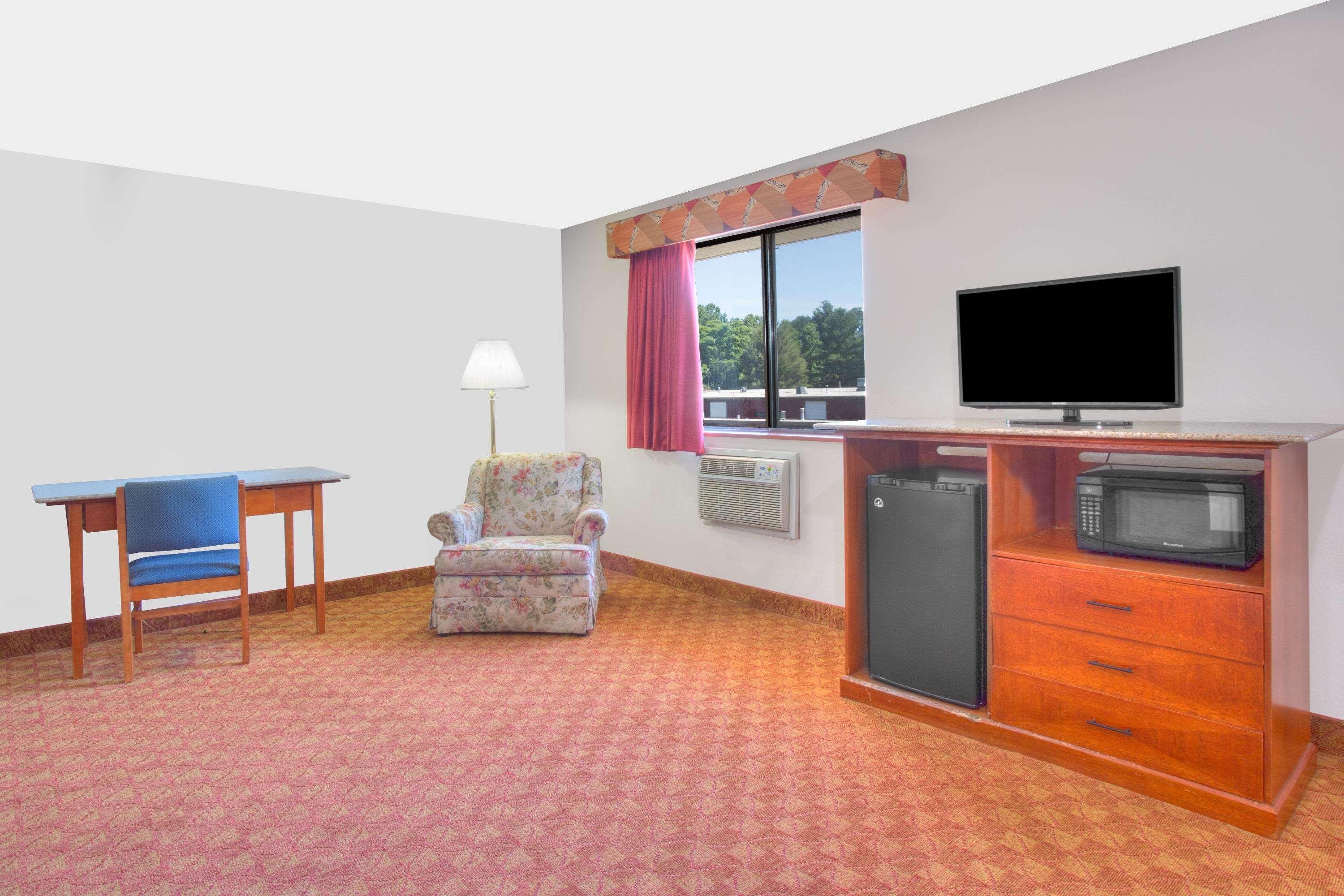 Super 8 By Wyndham Шарлотсвил Екстериор снимка